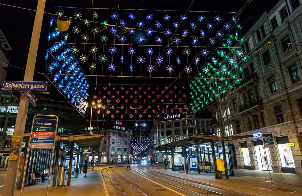 Plastové lahve hvězdy na náměstí Löwenplatz, obrázek Zürich Tourism