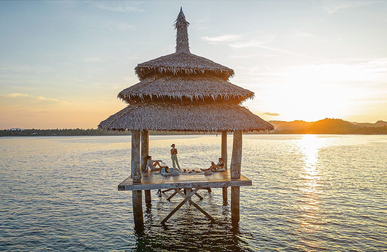 Nay Palad Hideaway - pozorování západu slunce na mořské pagodě, Filipíny