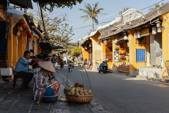 Bez ohledu na roční období, den nebo noc, ulice velkých vietnamských měst jsou plné chodců a prodejců