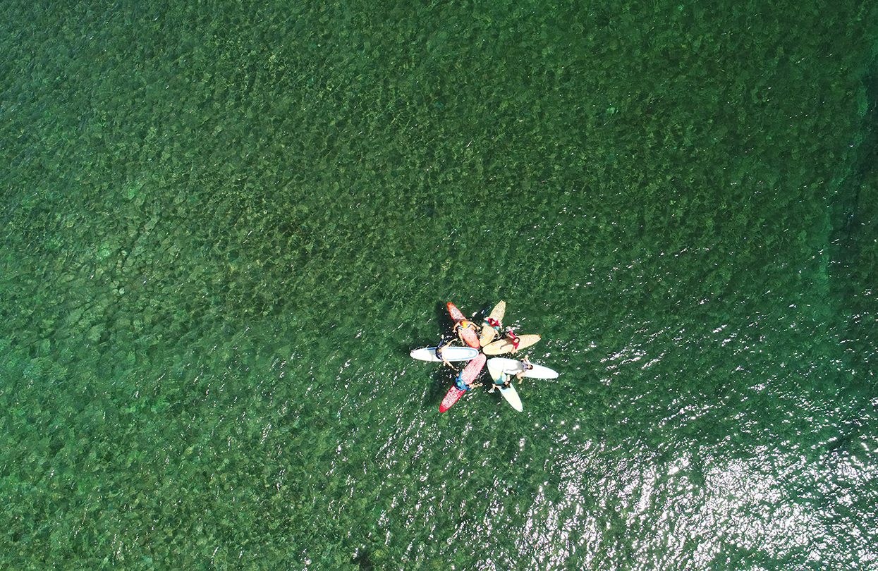 Dlouhá odpoledne na moři jsou odpočinkovým způsobem, jak trávit čas s přáteli, snímek Jasona Childse