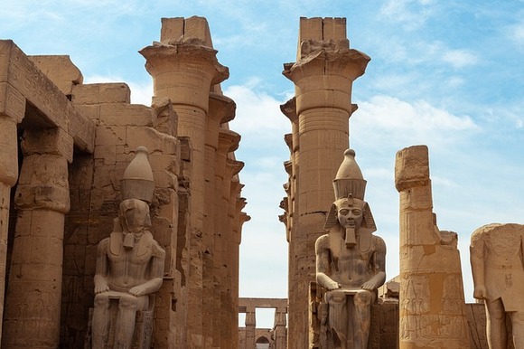 Karnak je vesnice pár kilometrů od Luxoru, kde se nachází severní polovina pozůstatků Théb