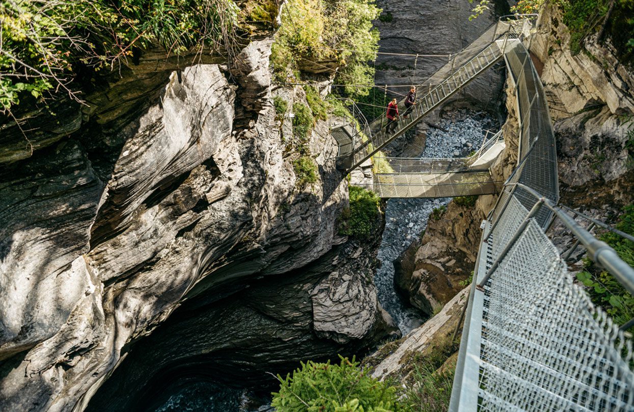 Velkolepý chodník, který obepíná klikaté linie soutěsky Dala, obrazový kredit Switzerland Tourism