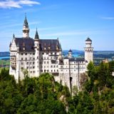 Uschlý zámek v Bavorských Alpách, sloužil jako inspirace pro Disneyho zámek Šípkové Růženky