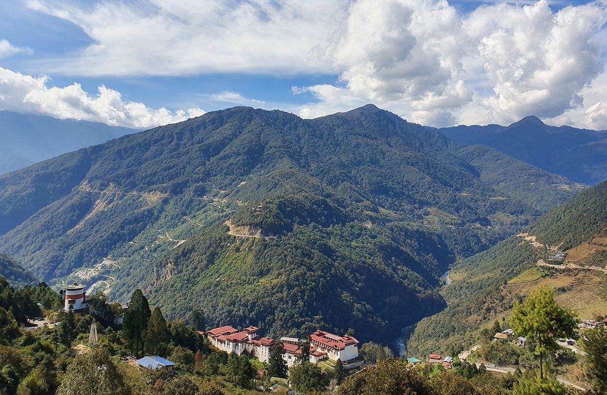 Při pohledu na Trongsa Dzong, Trans Bhútán Trail