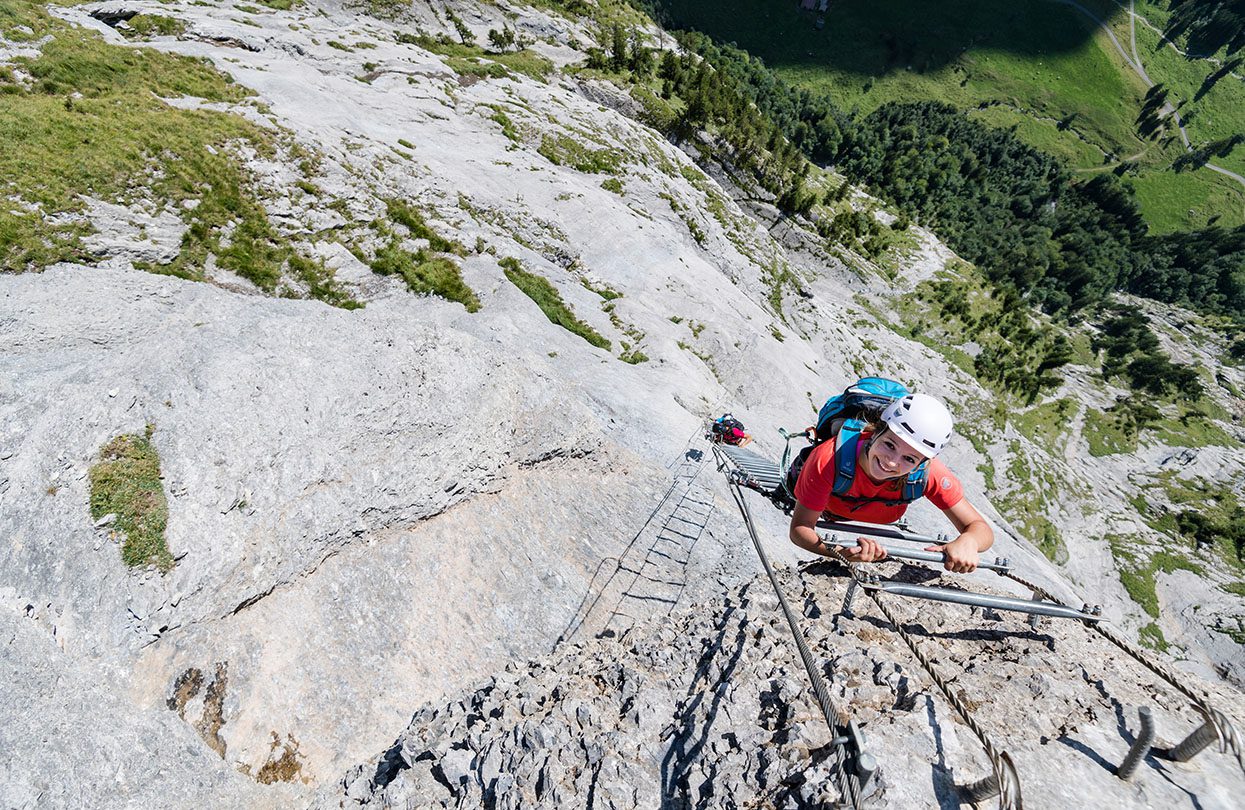 Via ferrata je horolezecká cesta, která často zahrnuje železné schůdky vyvrtané do skalní stěny, obrázek od Switzerland Tourism