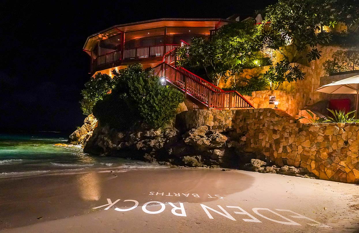 Eden Rock dramaticky posazený na skalnatém ostrohu s odkazem Alisters, Obrázek Leonarda Zhukovského, Shutterstock