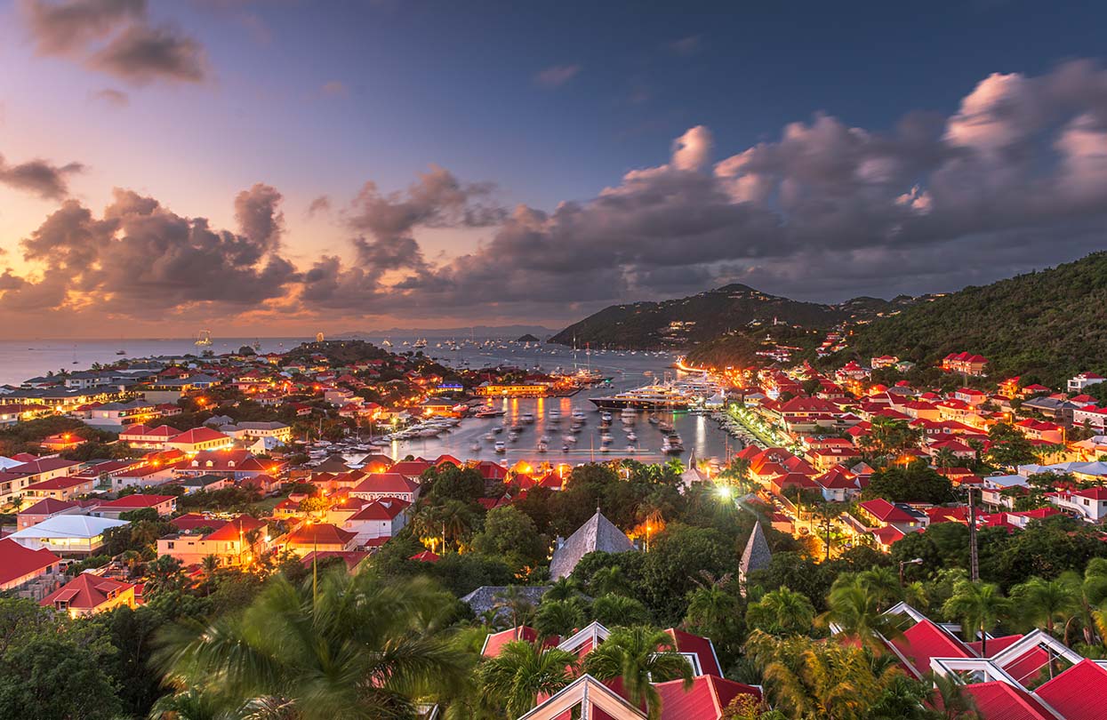 Dok v Marina Port de Gustavia, Obrázek Sean Pavone, Shutterstock